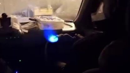 Soğuk havada araç içerisinde pürmüzle ısındılar