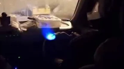 Soğuk havada araç içerisinde pürmüzle ısındılar