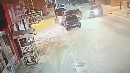 Ardahan’da otomobil iş yerine daldı