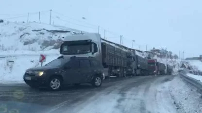 Kar yağışı ve buzlanma nedeniyle tırlar yolda kaldı