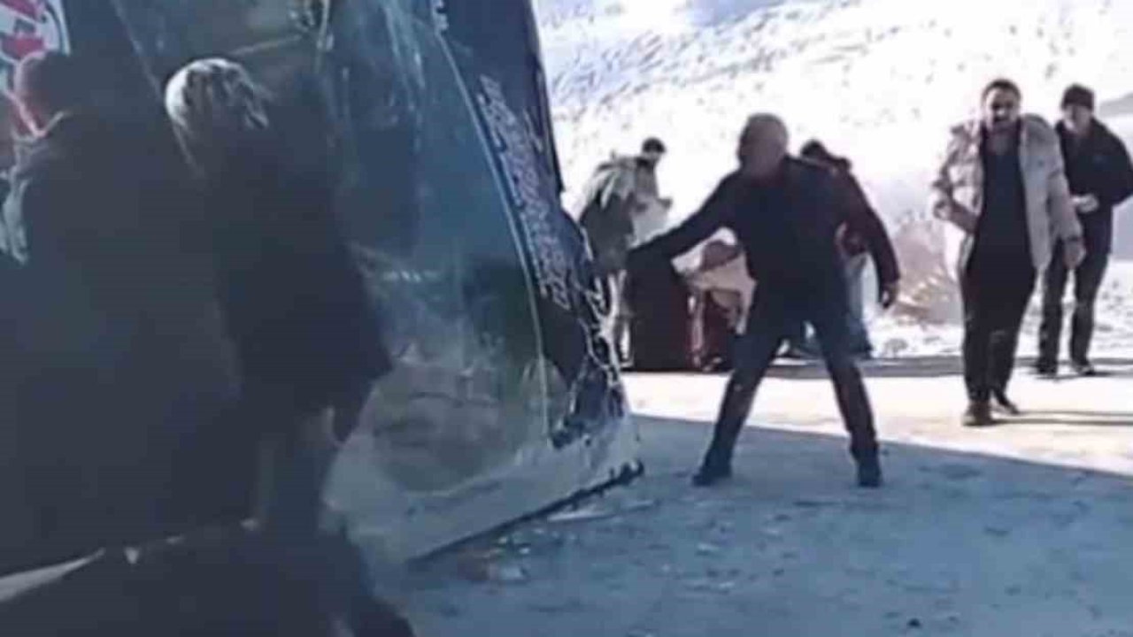 Ardahan’dan gelen yolcu otobüsü Susuz’da devrildi: 17 yaralı