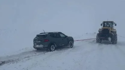 Arpaçay'da mahsur kalan 15 araç kurtarıldı