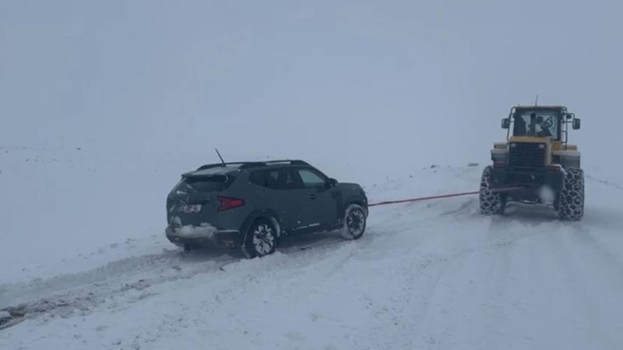 Arpaçay'da mahsur kalan 15 araç kurtarıldı