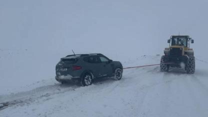 Arpaçay'da mahsur kalan 15 araç kurtarıldı