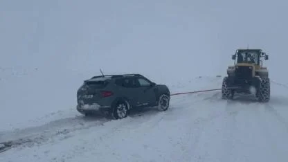 Arpaçay'da mahsur kalan 15 araç kurtarıldı