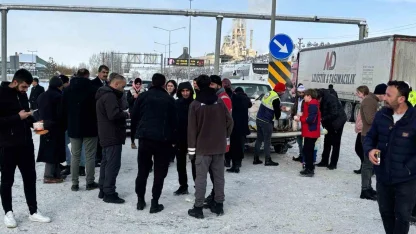 Aşkale Belediyesi’nden yolda kalan sürücülere sıcak ikram