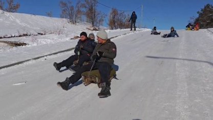 Çocuklar -30 derecede kayarak eğlendi