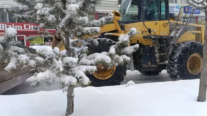 Aşkale’de kar temizleme çalışmaları son sürat devam ediyor