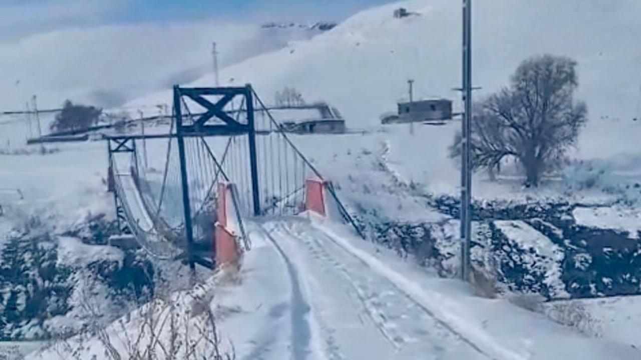 Asma köprü kardan temizlendi, köyler nefes aldı