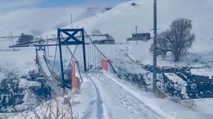 Asma köprü kardan temizlendi, köyler nefes aldı