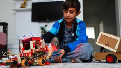 Atık malzemelerden traktör maketi üretti