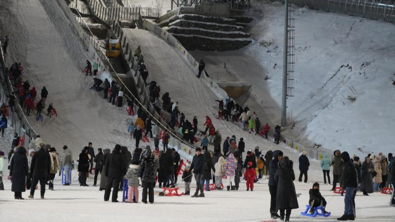 Atlama kuleleri pistinde kızak keyfi
