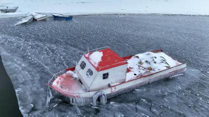 Balıkçı tekneleri, donan göl yüzeyinde kaldı