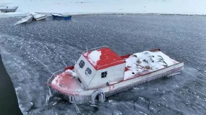 Balıkçı tekneleri, donan göl yüzeyinde kaldı