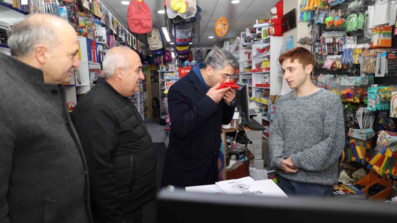 Başkan Küçükoğlu Aziziye’de bayrak dağıttı