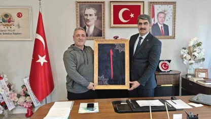 Başkan Polat’tan İHA muhabiri Dilsiz’e anlamlı hediye