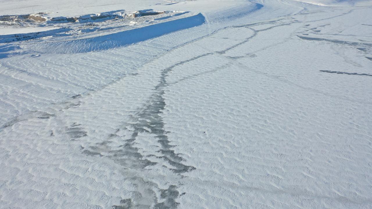 Bayburt Barajı'nın yüzeyi buzla kaplandı