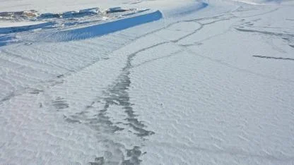 Bayburt Barajı'nın yüzeyi buzla kaplandı