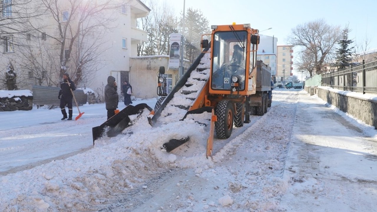 Belediye Ekipleri’nden hummalı kar temizliği çalışması