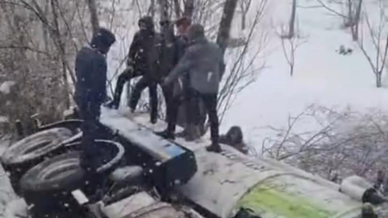 Belediyeye ait vidanjör şarampole devrildi