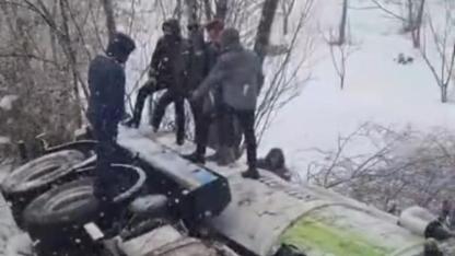 Belediyeye ait vidanjör şarampole devrildi