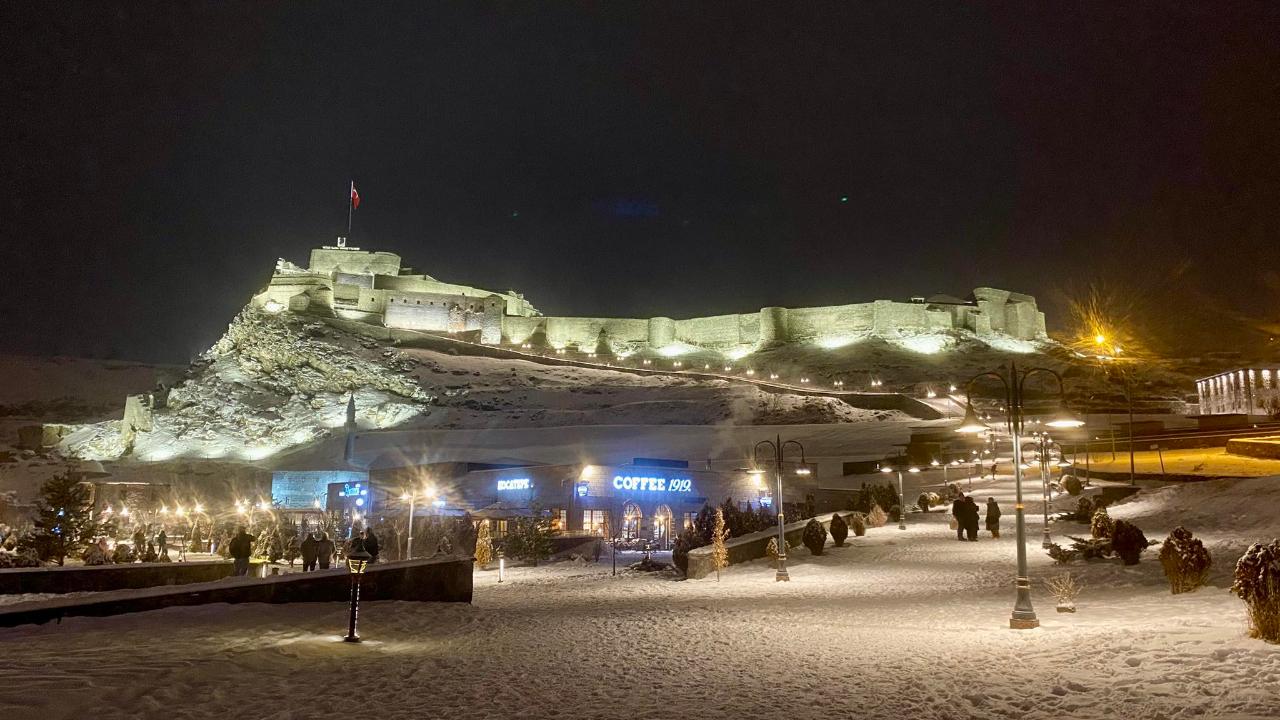 Beyaza bürünen Kars Kalesi ziyaretçilerini ağırlıyor