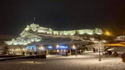 Beyaza bürünen Kars Kalesi ziyaretçilerini ağırlıyor