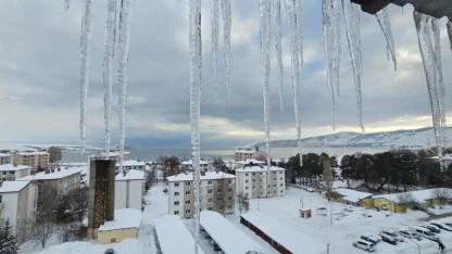 Binaların çatılarında uzun buz sarkıtları oluştu