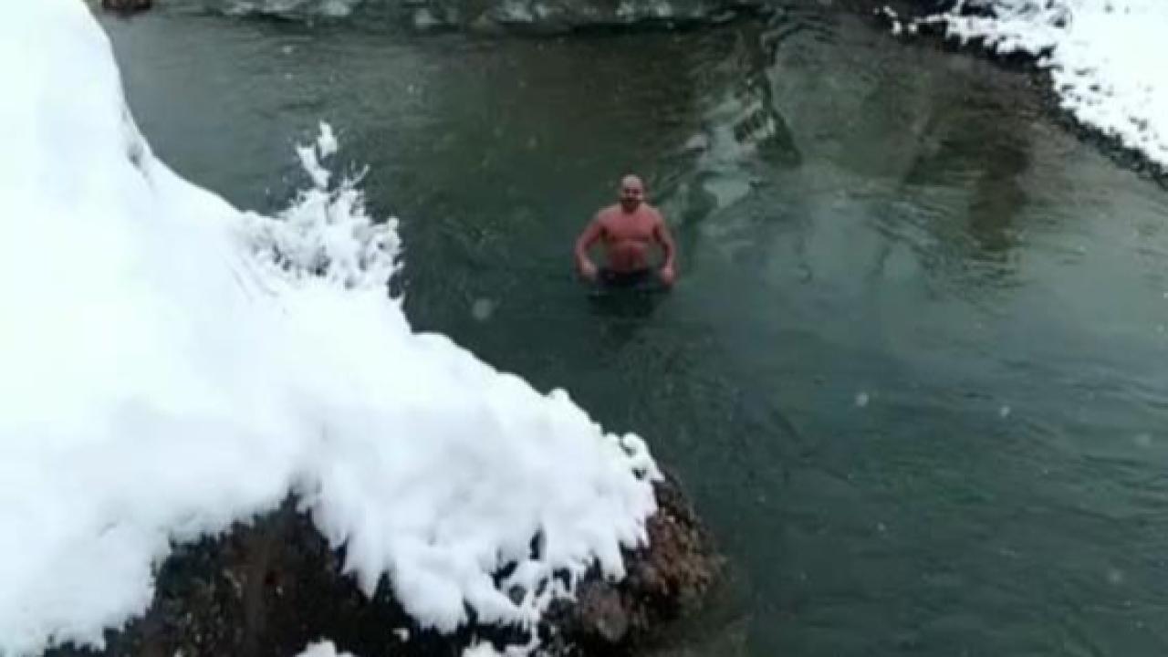 Buz gibi suda hem gençler hem su samurları yüzdü