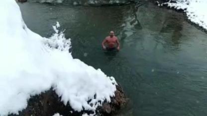 Buz gibi suda hem gençler hem su samurları yüzdü