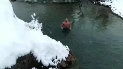 Buz gibi suda hem gençler hem su samurları yüzdü