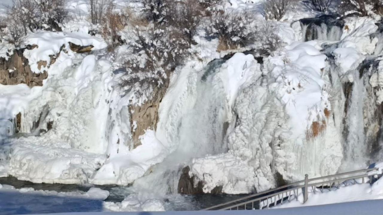 Buz tutan şelalede travertenleri andıran görüntüler