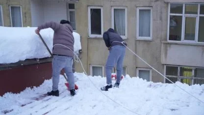 Çatı temizleyen işçilerin tehlikeli mesaisi