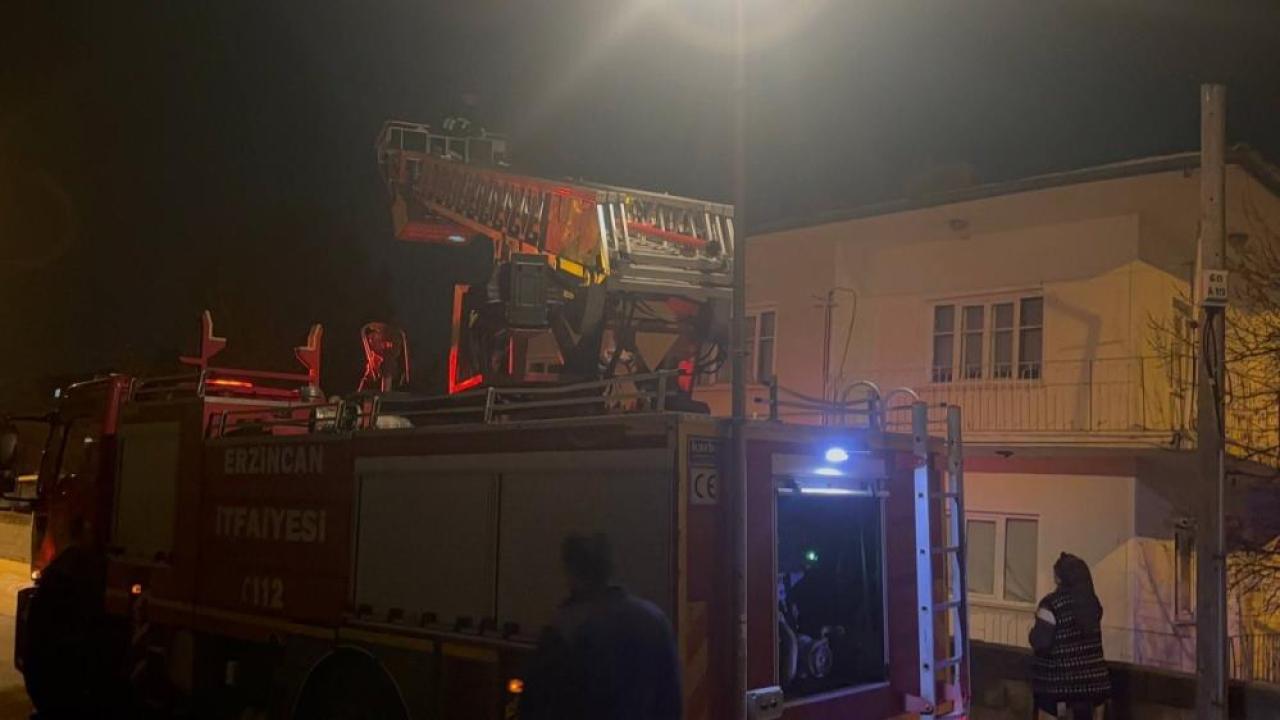 Çatıda mahsur kalan kedi kurtarıldı