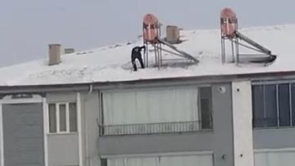 Çatıda tehlikeli temizlik