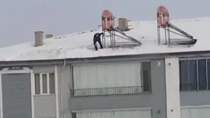 Çatıda tehlikeli temizlik