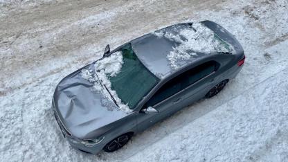 Çatıdan düşen buz kütlesi otomobilde hasar oluşturdu