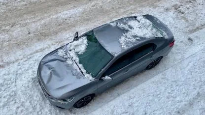 Çatıdan düşen buz kütlesi otomobilde hasar oluşturdu