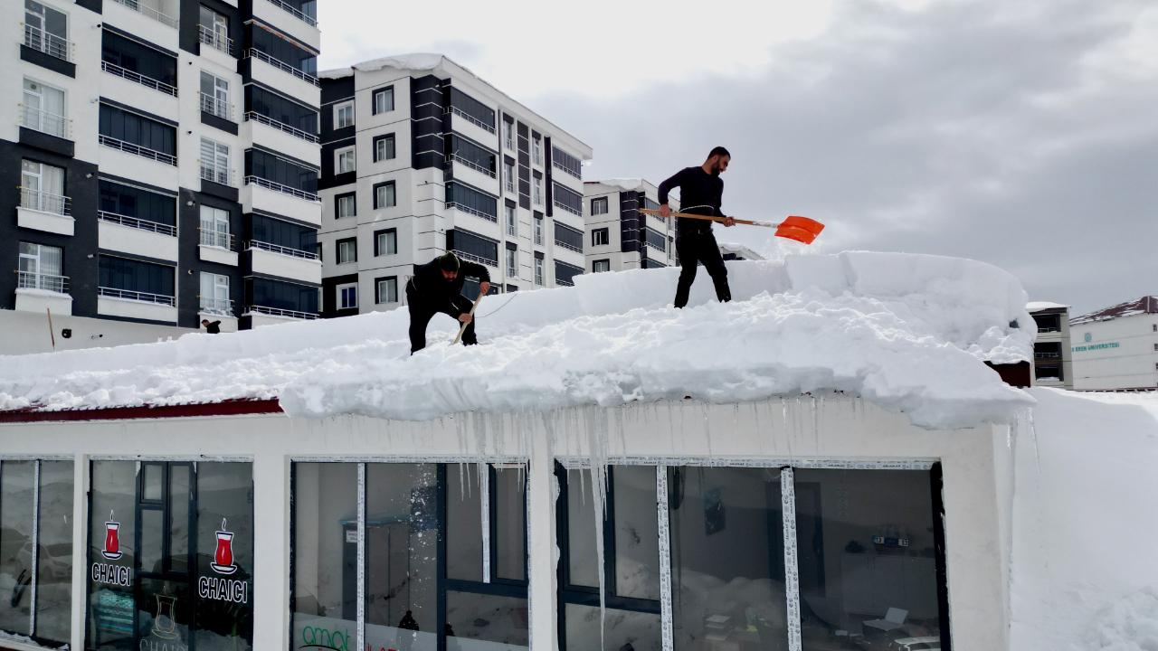 Çatılarda biriken karlar kontrollü şekilde temizleniyor