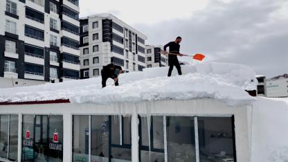 Çatılarda biriken karlar kontrollü şekilde temizleniyor