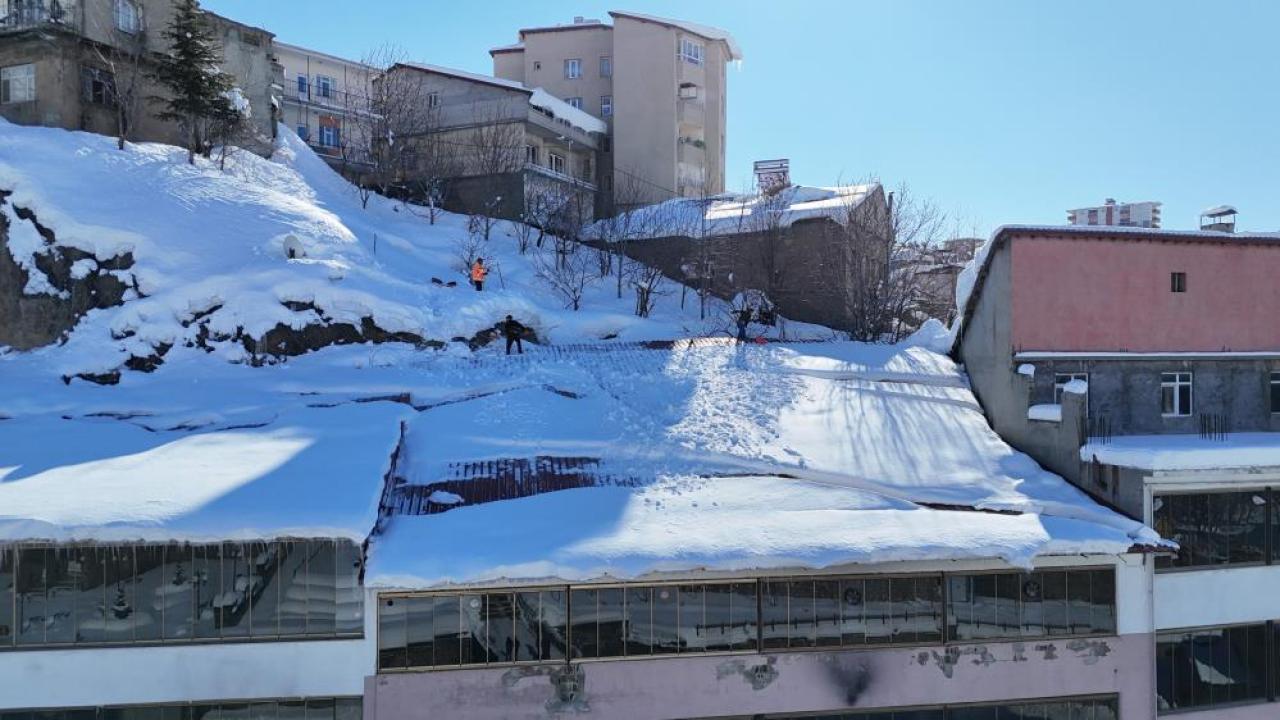 Çatılarda kar küreme çalışması