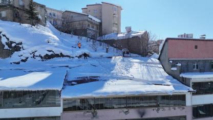 Çatılarda kar küreme çalışması