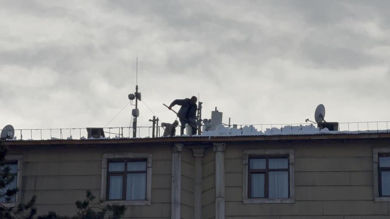 Çatılardaki kar ve buz kütleleri tehlike saçıyor