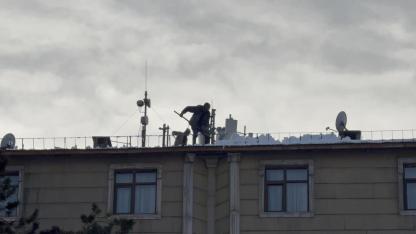 Çatılardaki kar ve buz kütleleri tehlike saçıyor