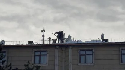 Çatılardaki kar ve buz kütleleri tehlike saçıyor