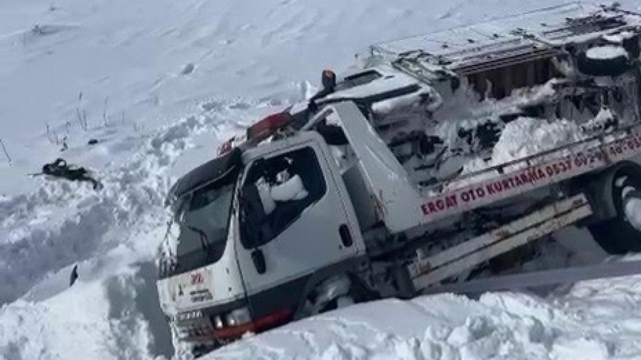 Araç taşıyan çekici şarampole devrildi