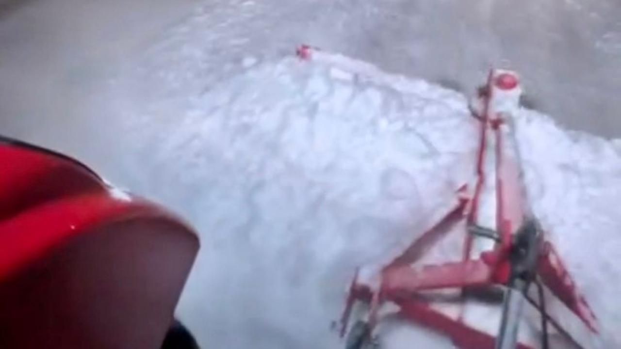 Çerme köyü muhtarı karla kapanan yolları traktörle açtı