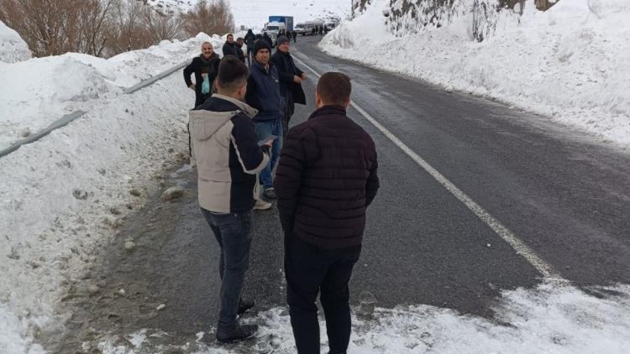 Çığ düştü kara yolunda ulaşım durdu
