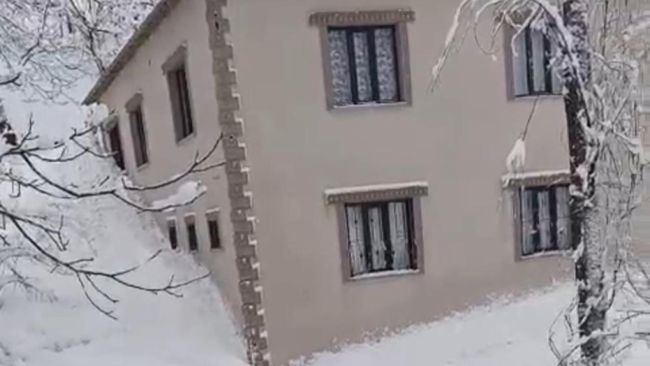 Çığ evlerin yanından geçti