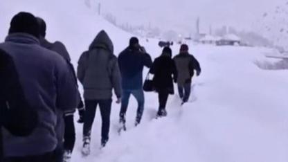 Çığla kapanan yolda mahsur kalanlar köyde misafir edildi